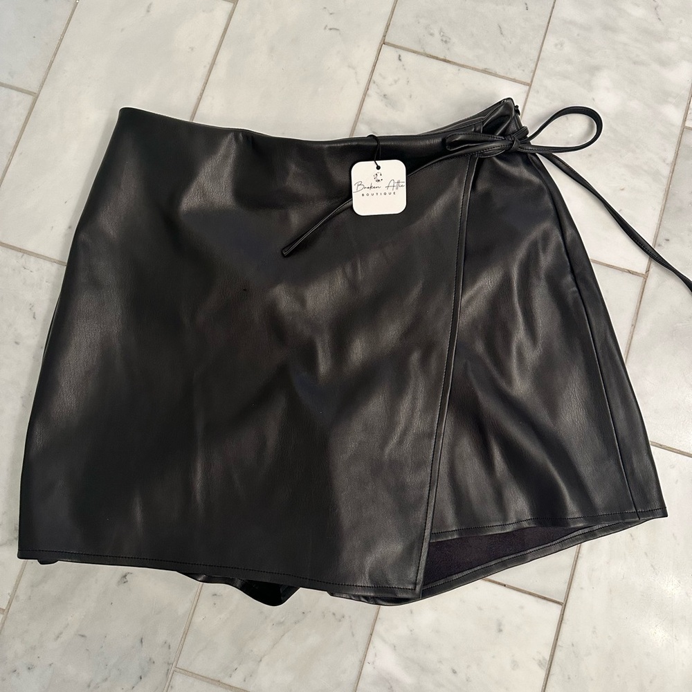 bluivy black pleather skort NWT